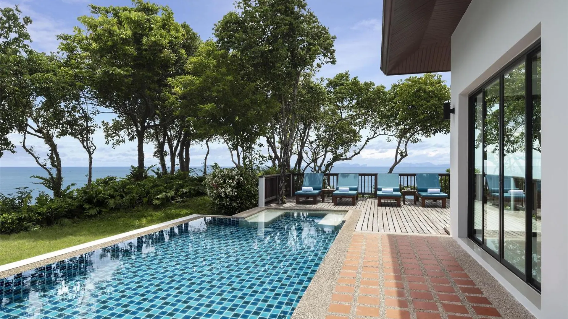 Avani Plus Koh Lanta Krabi Resort 5*,